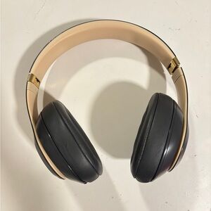 Beats by Dre studio 3 - Black and Gold
